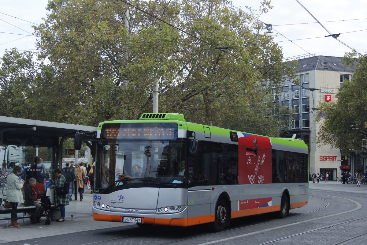 Üstra 7947.
Das Fahrzeug ist am 11.10.2014 auf der Linie 128 unterwegs.
Hier ist das Fahrzeug am HBF Hannover zu sehen.