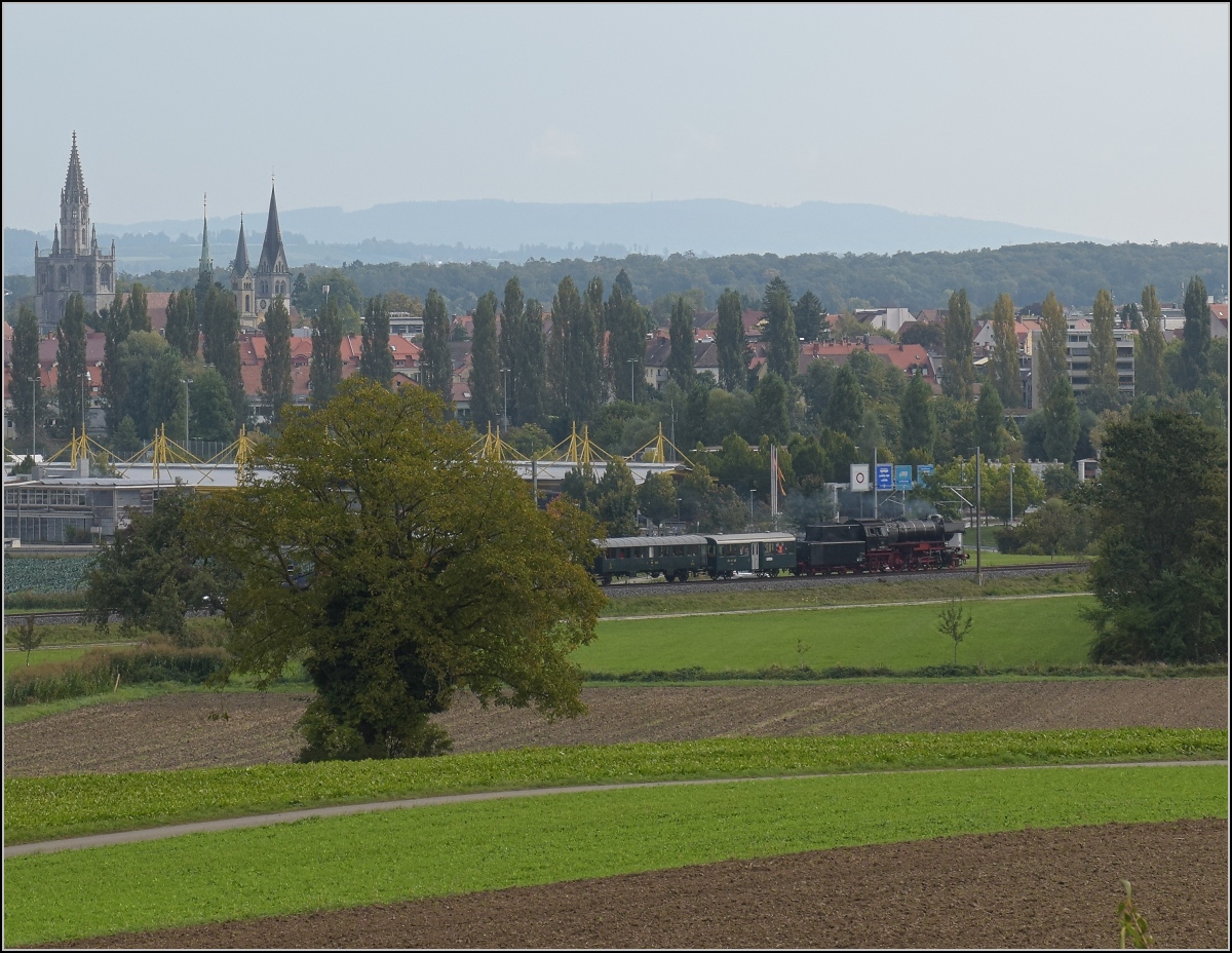 Uferdampffahrten mit Aushilfskraft 23 058.

Vor der Kulisse von Konstanz entschwindet der Museumszug richtung Obersee. Tägerwilen, September 2021.