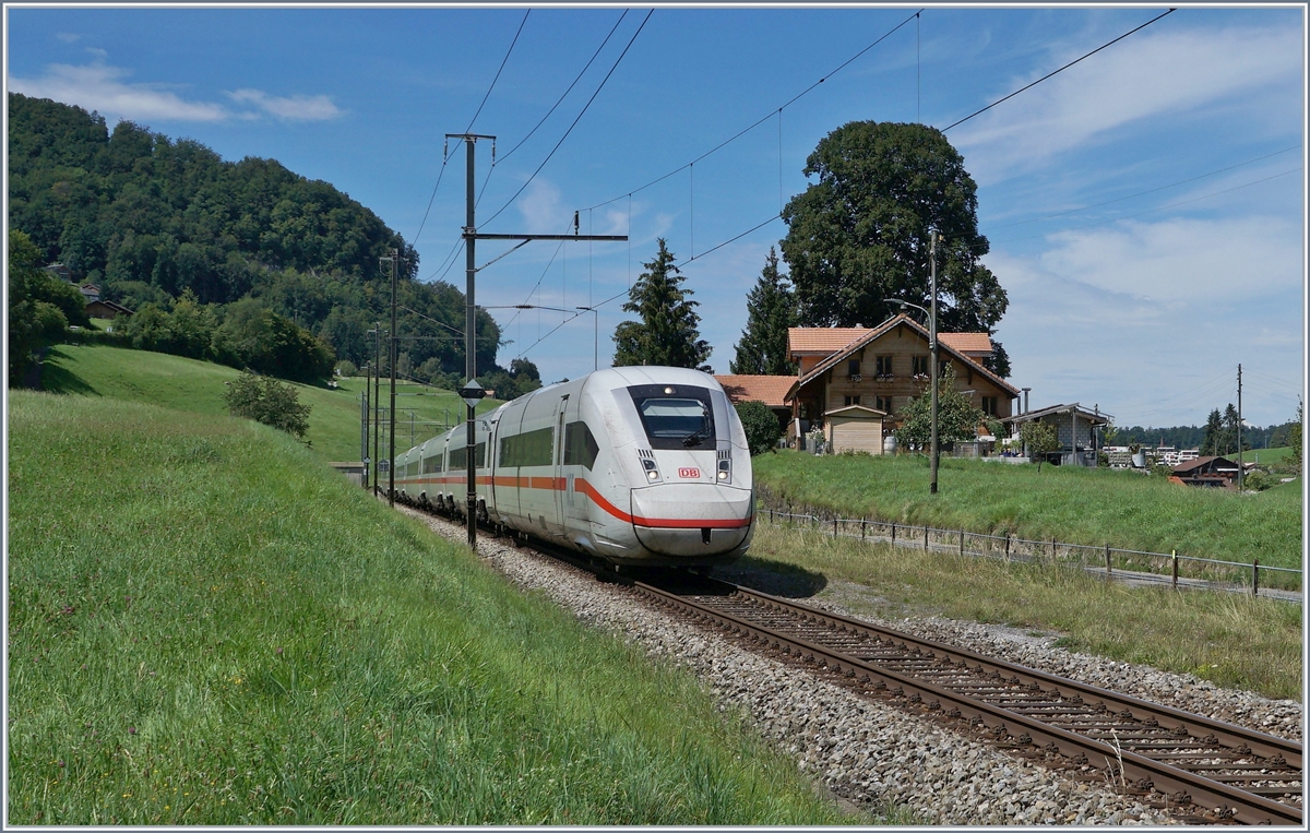 Um 4:51 in Berlin abgefahren, erreichter ICE 275 am frühen Nachmittag in Kürze sein Ziel Interlaken Ost. 
Das Bild wurde in Faulensee am 19. August 2020 aufgenommen. 

