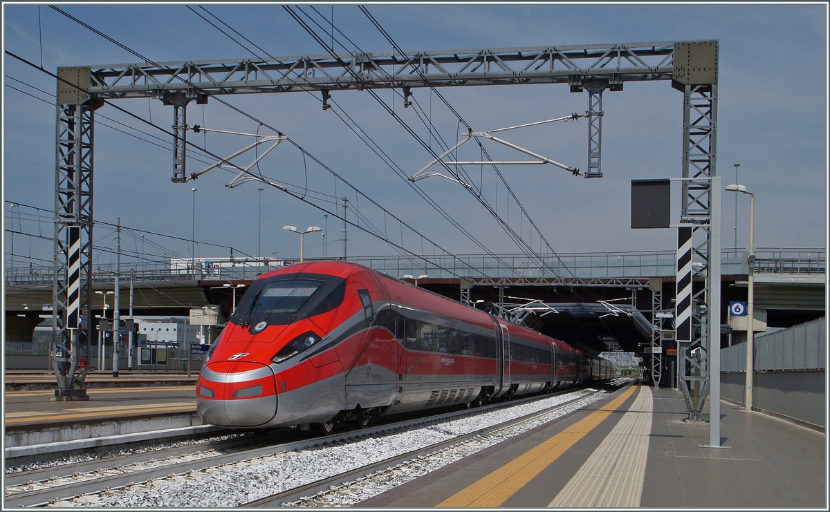 Um 6.40 in Napoli abgefahren, um 8.00 Roma Termini verlassen und ohne kommerziellen Halt bis Milano Centrale gefahren, erreicht der neue ETR 400 07 als  Frecciarossa 1000  (FR 35610) praktisch pnktlich Rho Fiera EXPO Milano 2015, wo er nach kurzem Aufenthalt nach seinem Ziel Torino P.N. weiterfahren wird. 
22. Juni 2015