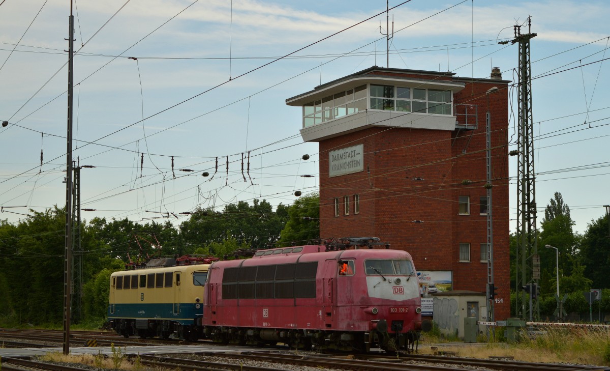 Um an den Zug zu gelangen mussten beide Loks vorbei am Stellwerk in Darmstadt Kranichstein am 08.05.2015
