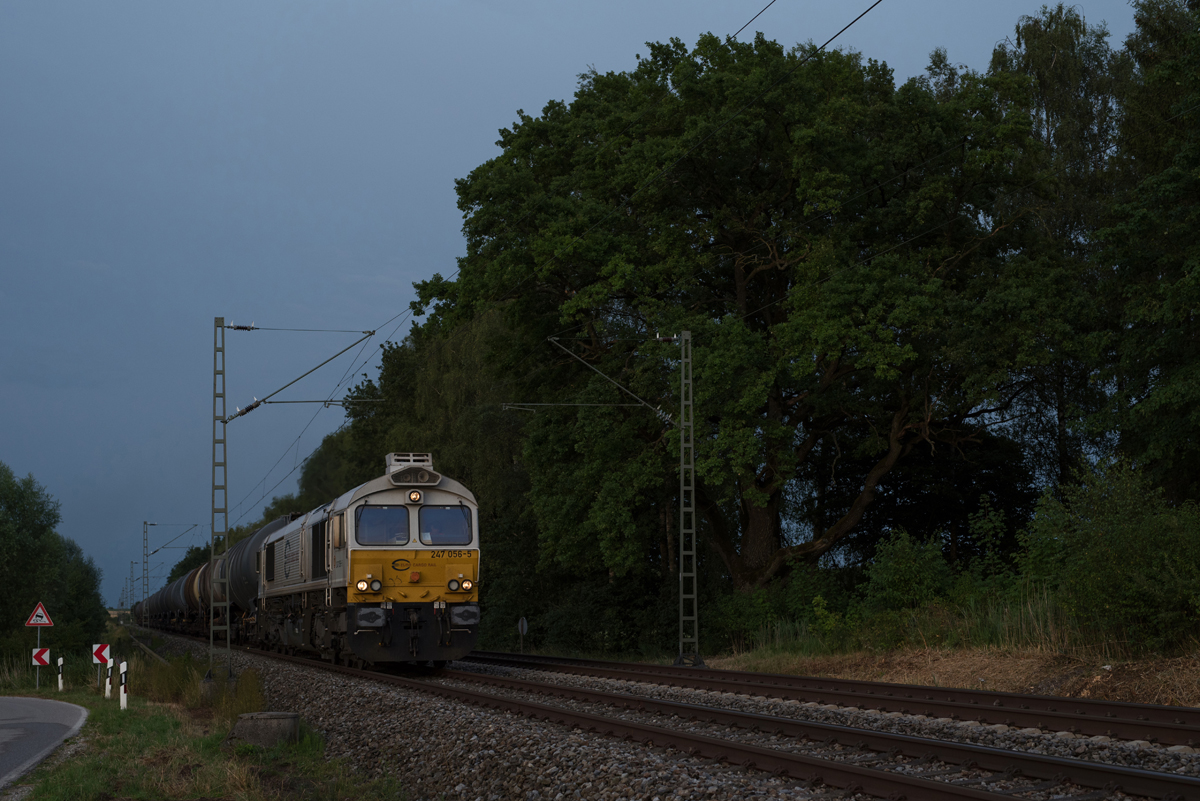 Um dreiviertel Neun am Abend konnte 247 056-5 bei Poing mit einem Kesselzug in Richtung München fotografiert werden.