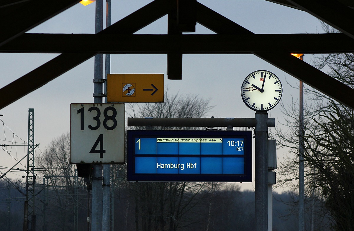 Um die Verwirrung der Fahrgste nach der Vollsperrung in Rendsburg perfekt zu machen wurde heute morgen im Bhf Schleswig am Regelgleis nach Flensburg ein RE7 nach Hamburg angekndigt...Schleswig 08.01.2016