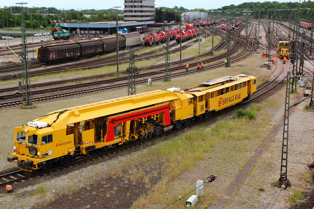 Umfangreiche Gleis und Weichenbauarbeiten fanden am 03.06.2012 in Maschen statt unterstützt wurde dies durch die sehr neu aussehende Eiffage Rail Baumaschine. Maschen/HH 03.06.12