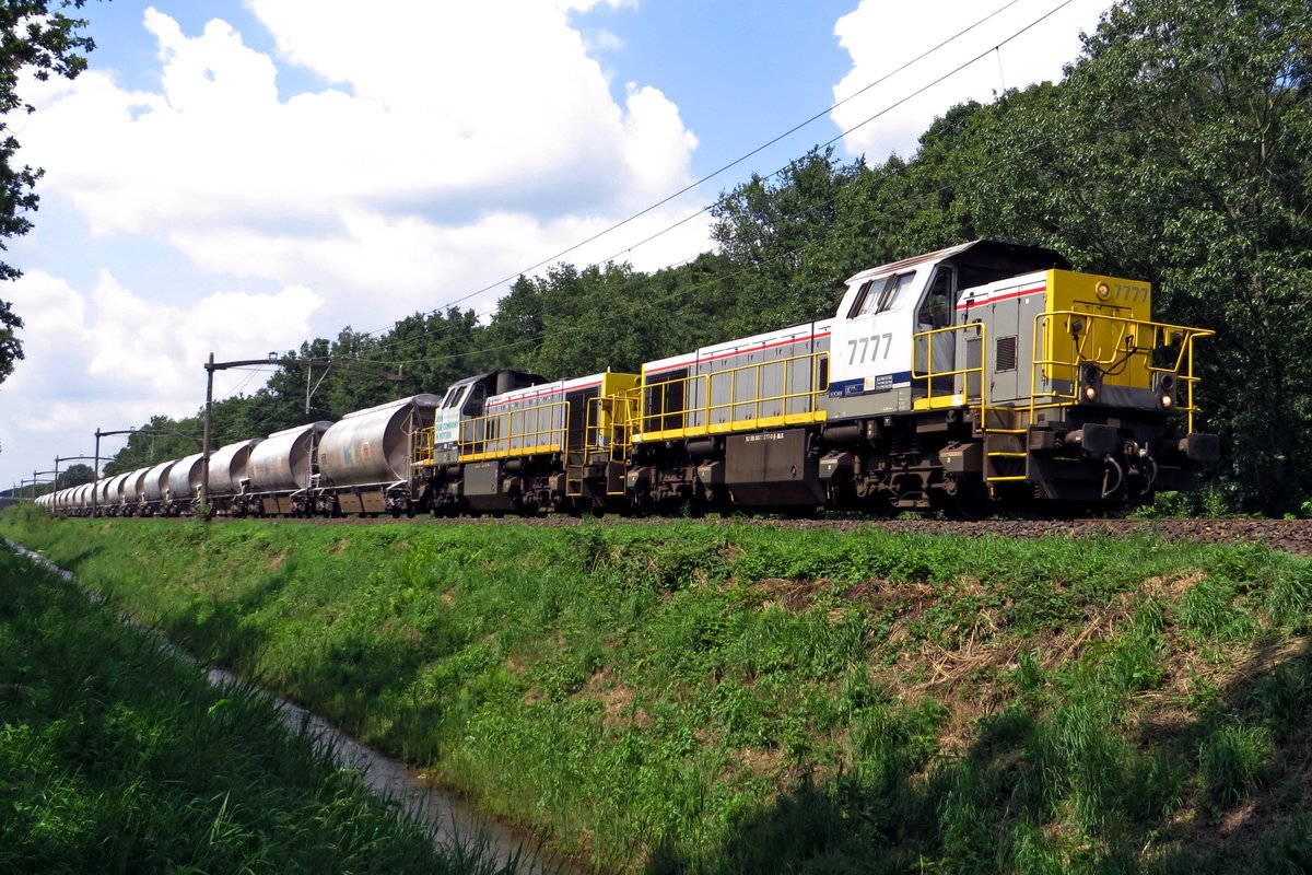 Umgeleiteter Dolimezug mit 7777 passiert am 18 Juli 2020 Tilburg Oude Warande.