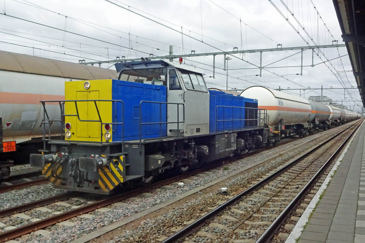 Umgeleiteter Gaskesselwagenzug mit CapTrain 2275 714/1506  steht am 14 April 2020 in Nijmegen. Dieser Zug wurde wegen bauarbeiten über Nijmegen umgeleitet und soll in Nijmegen der Gegenzug abwarten, den mit ein TRAXX aus die Richtung Vlissingen und Tilburg kommt. Nach gegenseitige Lokwechsel verfolgen die beide Züge deren Weg.