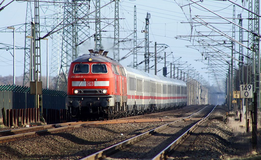 Umleiter No.3: 218 341-6 und 369-7 mit dem IC 2310  Nordfriesland  dieseln hier wegen einer  La  mit 40 km/h durch Jübek. 03.03.2013