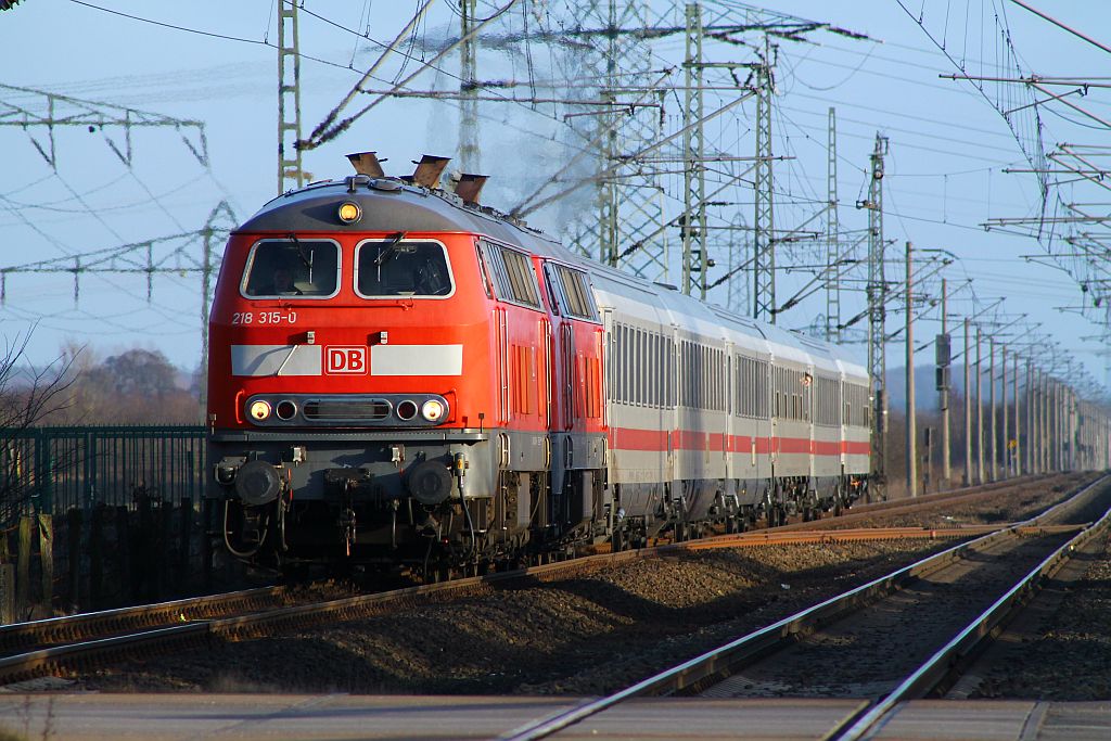 Umleiter No.4: 218 315-0 und 322-6 mit IC 2170  Wattenmeer  aufgenommen bei der Durchfahrt in Jübek. 03.03.2013