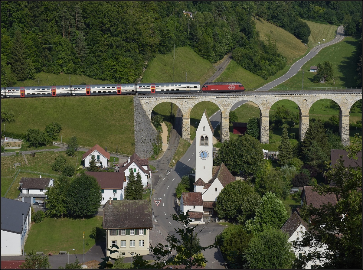 Umleiterverkehr auf dem Läufelfingerli. Ein IC auf dem Rümlinger Viadukt. Juli 2018.