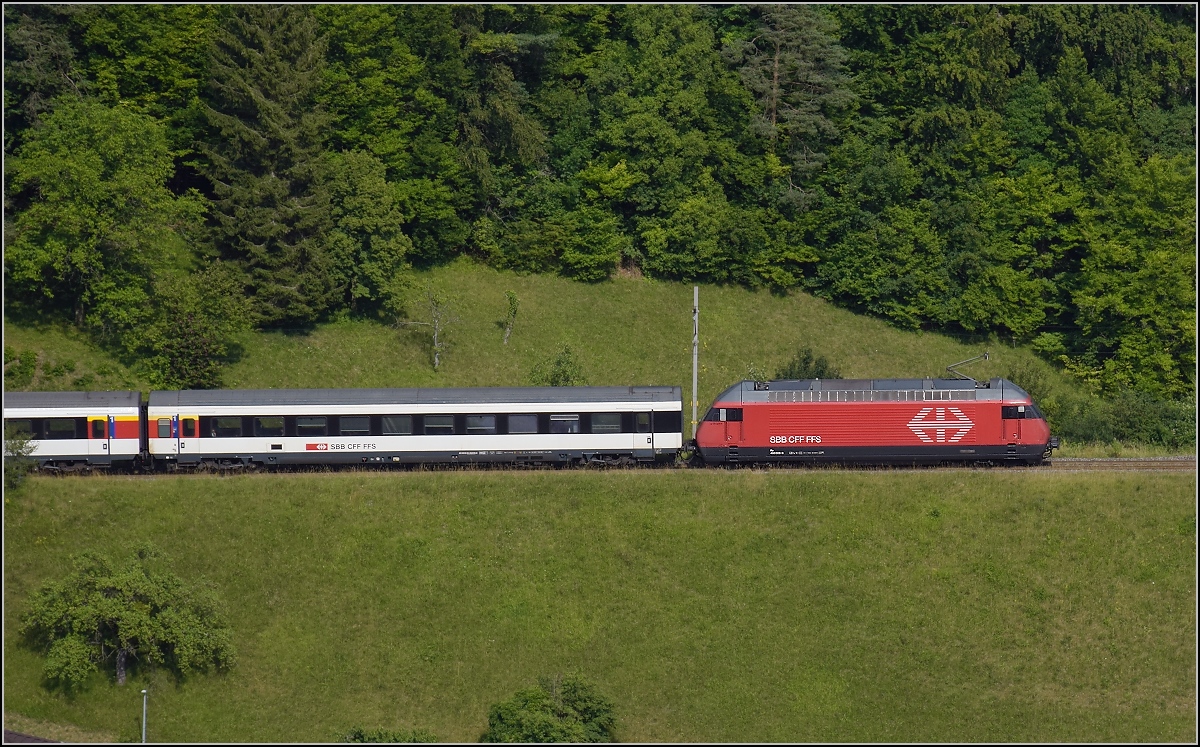 Umleiterverkehr auf dem Läufelfingerli. Modellbahncharakter mit Re 460 bei Rümlingen. Juli 2018.