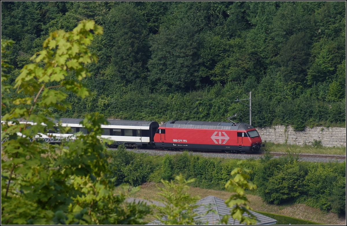 Umleiterverkehr auf dem Läufelfingerli. Modellbahncharakter mit Re 460 bei Rümlingen. Juli 2018.