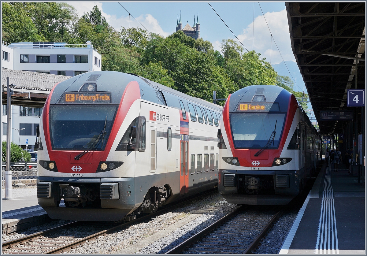 Umleitungsverkehr Lausanne - Puidoux-Chexbres: Da die Strecke Lausanne - Puidoux Chexbres baustellenbedingt total unterbrochen ist, verkehren halbstündlich RE Züge Genève- Vevey - Fribourg (dort mit Anschluss nach Bern -Zèrich/Luzern).
Die beiden SBB RABe 511 116 und 117 warten in Vevey auf ihre Weiterfahrt.
11. Juli 2018