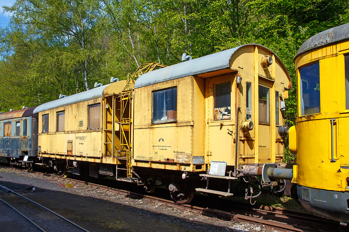 
Umrißwagen 746 (Umrißmesswagen Bauart 746)  ex Deutsche Bundesbahn 60 80 99-29 911-7, ex DB 6203 Essen, ex DB 2789, ex DRB 27897,  am 30.04.2017 im Eisenbahnmuseum Bochum-Dahlhausen.

Die Eisenbahn muß neben den täglichen „„normalen“ Transportaufgaben auch außergewöhnliche Sendungen mit Lademaßüberschreitungen befördern. Eine solche Überschreitung tritt ein, wenn ein Ladegut.in seiner Höhe und/oder Breite das Lichtraumproﬁl überschreitet. Damit sichergestellt wird, daß bei diesen Transporten feststehende Bauwerke wie z.B. Brücken, Stellwerke oder Signale passiert werden können, muß vor der Fahrt der Abstand vom Gleis zu diesen Hindernissen ausgemessen werden. Da derartige Transporte mit Lademaßüberschreitungen durchaus häufiger vorkommen, lohnt der Einsatz eines eigenen Umrißmesswagens für diesen Zweck. Dazu wurde ein ausgedienter Personenwagen (wie hier eine Donnerbüchse Bi29-1) so umgebaut, daß in dem Ausschnitt des ehemaligen Fahrgastraumes Meßgeräte angebracht wurden. Diese werden bei der Meßfahrt auf die entsprechende Lademaßüberschreitung der Sendung eingestellt und prüfen, ob die Vorbeifahrt an Hindernissen ohne Probleme möglich ist.

Neben dem Bereich für die Meßgeräte ist im Inneren ein Werkstattraum, ein Meßraum und ein Aufenthaltsraum mit Übernachtungsmöglichkeit eingerichtet. 

Für den hier ausgestellten Umrißmesswagen fand einPersonenwagen 2. Klasse der Bauart Bi-29 Verwendung, der von der Deutschen Reichbahn-Gesellschaft (DRG) ab 1929 in Dienst gestellt wurde. Bis Ende der 1960er. Jahre standen diese Fahrzeuge im Personenzugdienst im ln- und Ausland im Einsatz. Zahlreiche Wagen wurden nach Außerdienststellung in Bahndienstwagen oder Bauzugwagen umgebaut.

TECHNISCHE DATEN:
Spurweite: 1.435 mm
Anzahl der Achsen: 2
Umbaujahr: 1965
Länge über Puffer : 14.400 mm
Achsabstand: 8.500 mm
Eigengewicht: 21,1  t 
Höchstgeschwindigkeit : 90 km/h
