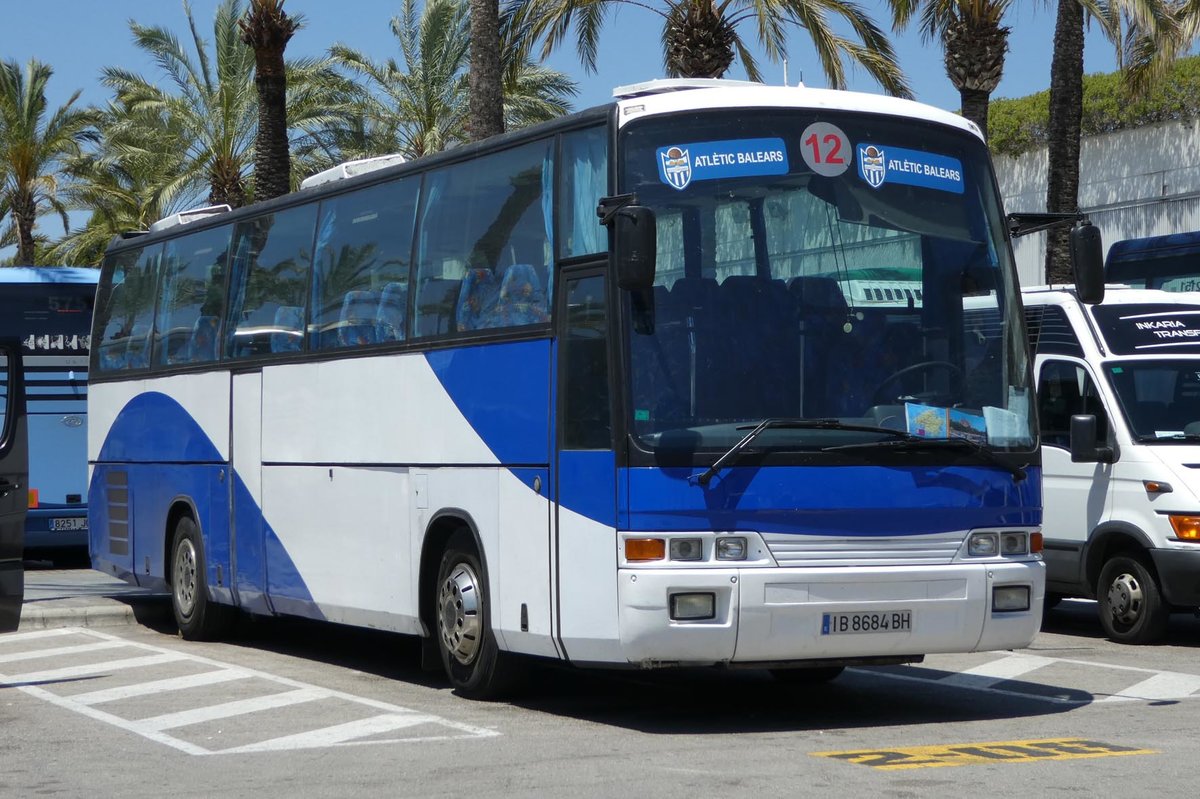 unbekannter Reisebus steht am Airport im Mallorca, Juni 2016
