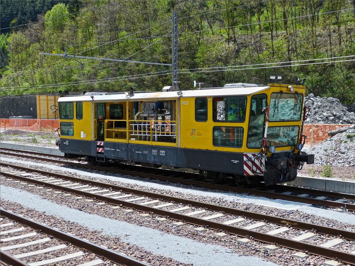 Unbekanntes Bahndienstfahrzeug fährt im Bahnhof von Franzensfeste -(Fortezza) auf einem Nebengleis an mir vorbei. 15.05.2019 (Hans)