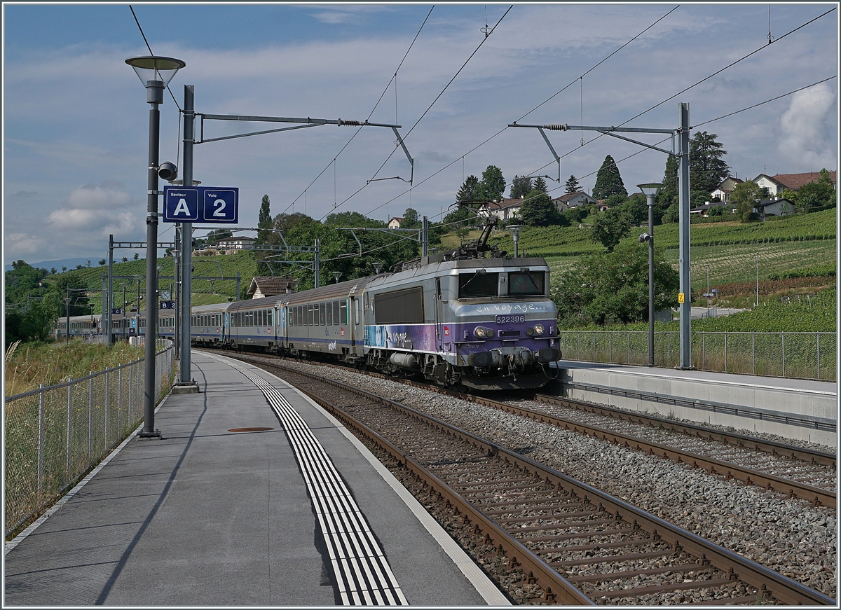 Und als drittes und letztes Beispiel: die Strecke Genève - La Plaine hier bei Russin mit der SNCF BB 22396 mit ihrem TER 96504 von Lyon nach Genève.

28. Juni 2021  