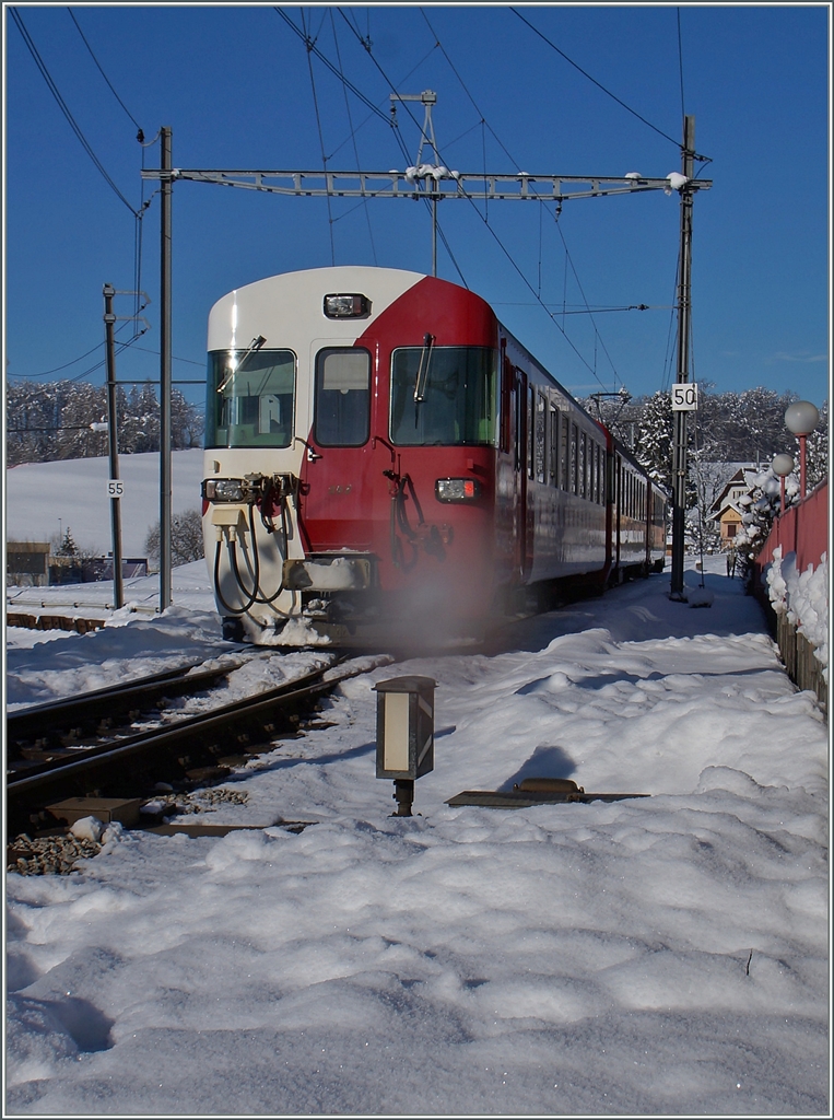 Und fährt nach kurzem Aufenthalt und Fahrrichtungswechsel Richtung Bulle. 
(Der  aufwirbelnede Schnee  beim Bt war leider ein Fleck auf der Linse, und bei dem Wetter kein Linsenputzer in der Nähe). 
21. Jan 2015