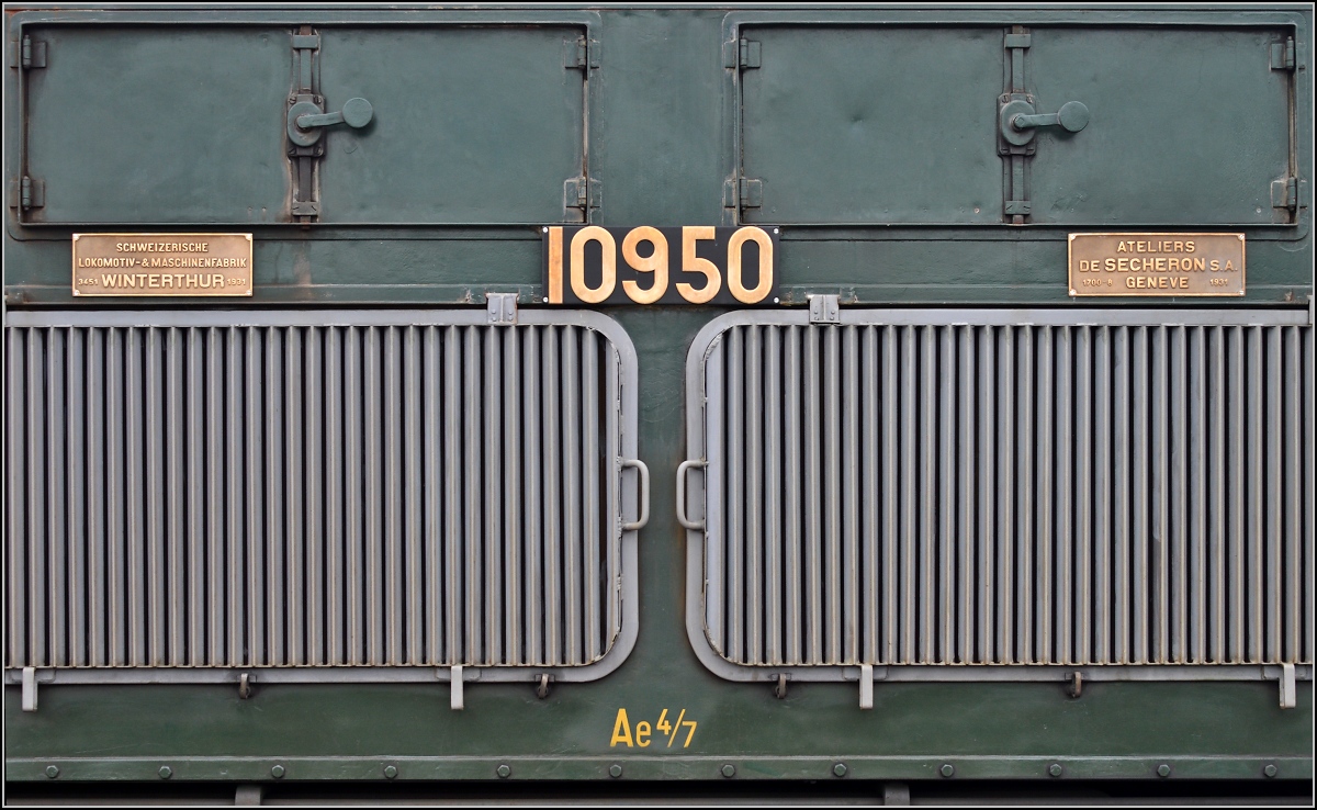 Und das ganze Ensemble der Lokschilder der Ae 4/7 10950 der Swisstrain. Sulgen, April 2014.