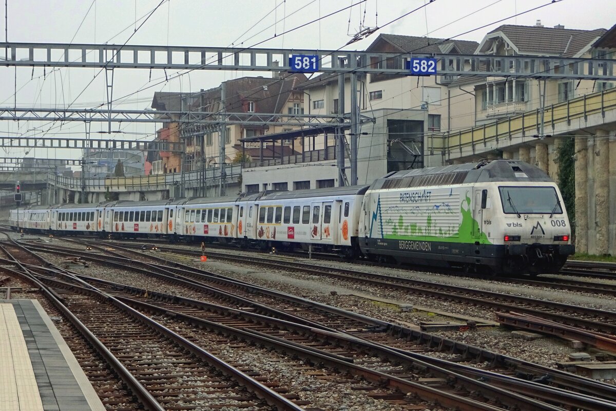 Und so sieht Vollwerbung aus: am 2 Jänner 2020 schiebt 465 008 (in Patenschaft Berggemeinde- Werbung) der Kambly EW-III Personenzug aus der Bahnhof von Spiez aus.