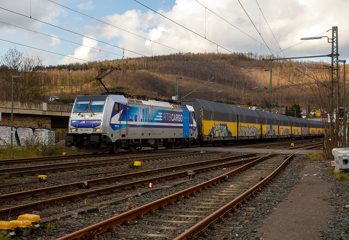 Und sonntags fahren auch Gterzge......
Die an die RTB Cargo - Rurtalbahn Cargo vermietete Railpool 186 426-3 (91 80 6186 426-3 D-Rpool) fhrt am 10.04.2022, mit einem sehr langen Doppelstock- Autotransportzug der ARS Altmann AG (mit Wagen der Gattung Hccrrs), durch Niederschelden in Richtung Kln.

Die Bombardier TRAXX F140 MS2E wurde 2015 von Bombardier in Kassel unter der Fabriknummer 35188 gebaut und an die Railpool ausgeliefert. Die Multisystemlokomotive hat die Zulassungen bzw. besitzt die Lnderpakete fr Deutschland, sterreich, Belgien und die Niederland (D/A/B/NL).