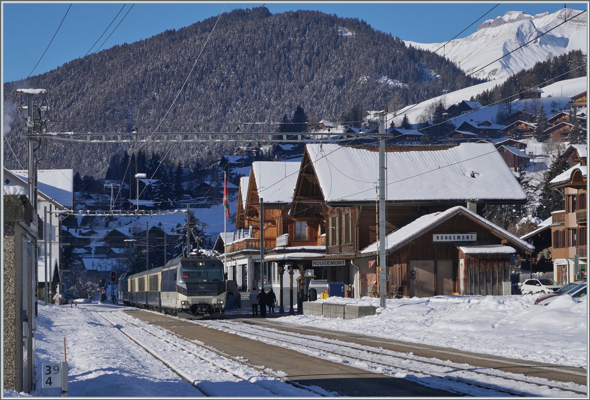 Und weil es mir so gut gefällt noch ein weiters Bild der MOB Ge 4/4 8002 mit dem Golden Pass Belle Epoque PE 2214, hier bei der Einfahrt in Rougemont. 

11. Januar 2021