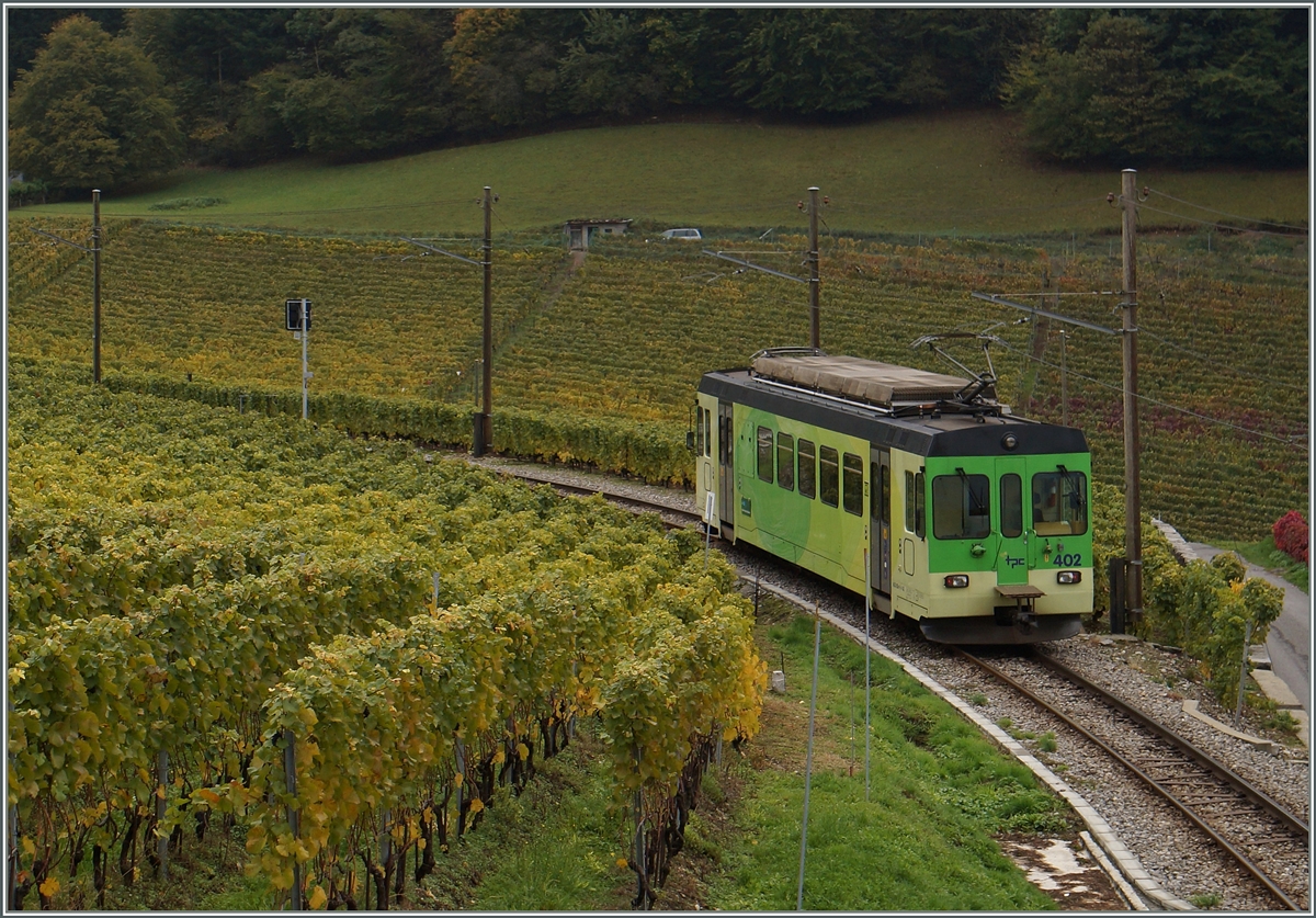 Und weiter geht die Fahrt, erst noch durch die Weinberge oberhalb von Aigle, dann durch Wälder und durchs felsige Tal nach Les Diablerets: Der ASD BDe 4/4 402 als Regionalzug 428 am 14. Okt. 2015