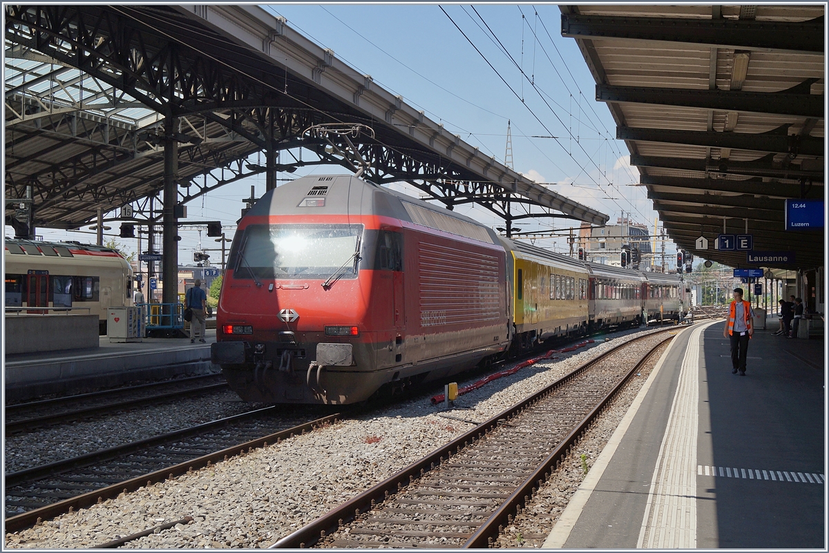 Und weiter geht die (Mess)-Fahrt: die SBB Re 460 057-3 verlässt mit dem Funkmesswagen MEWA 2012, X 60 85 99-90 108-9 CH-SBBI und weitern EW IV bzw. Bt Lausanne in Richtung Renens VD.

24. Juni 2020