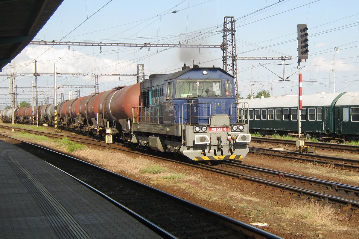 UniPetrol 741 512 zieht ein Ölzug durch Pardubice am 30 Mai 2012.