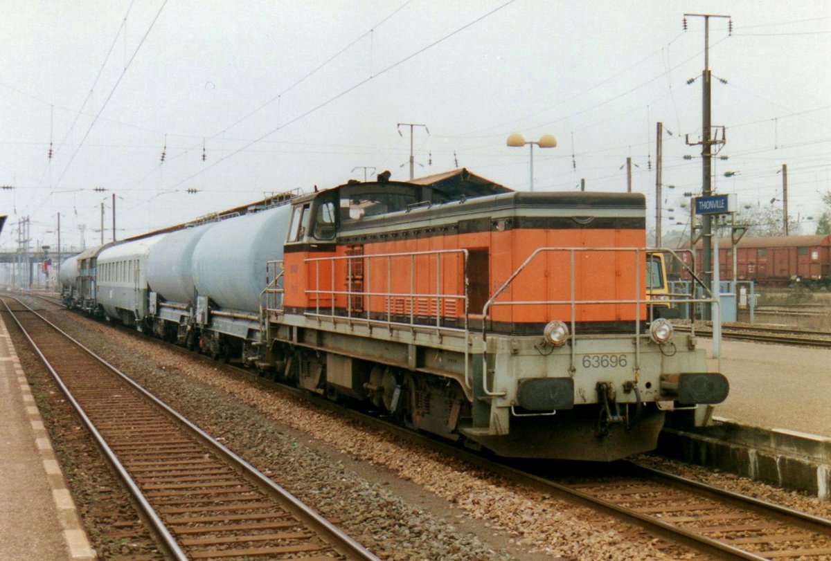 Unkrautvernichtungszug mit 63696 durchfahrt am 19 mai 2004 Thionville.