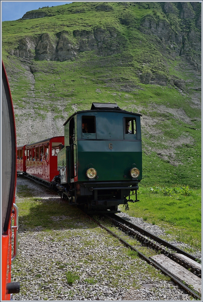 Unser bergwärts fahrender Zug BRB kreuzt in Oberstaffel die beiden talwärts fahrenden Züge mit den Loks H 2/3 N° 15 (Ölgefeuert) und H 2/3 N° 6 (Kohlegefeuert). 
7. Juli 2016