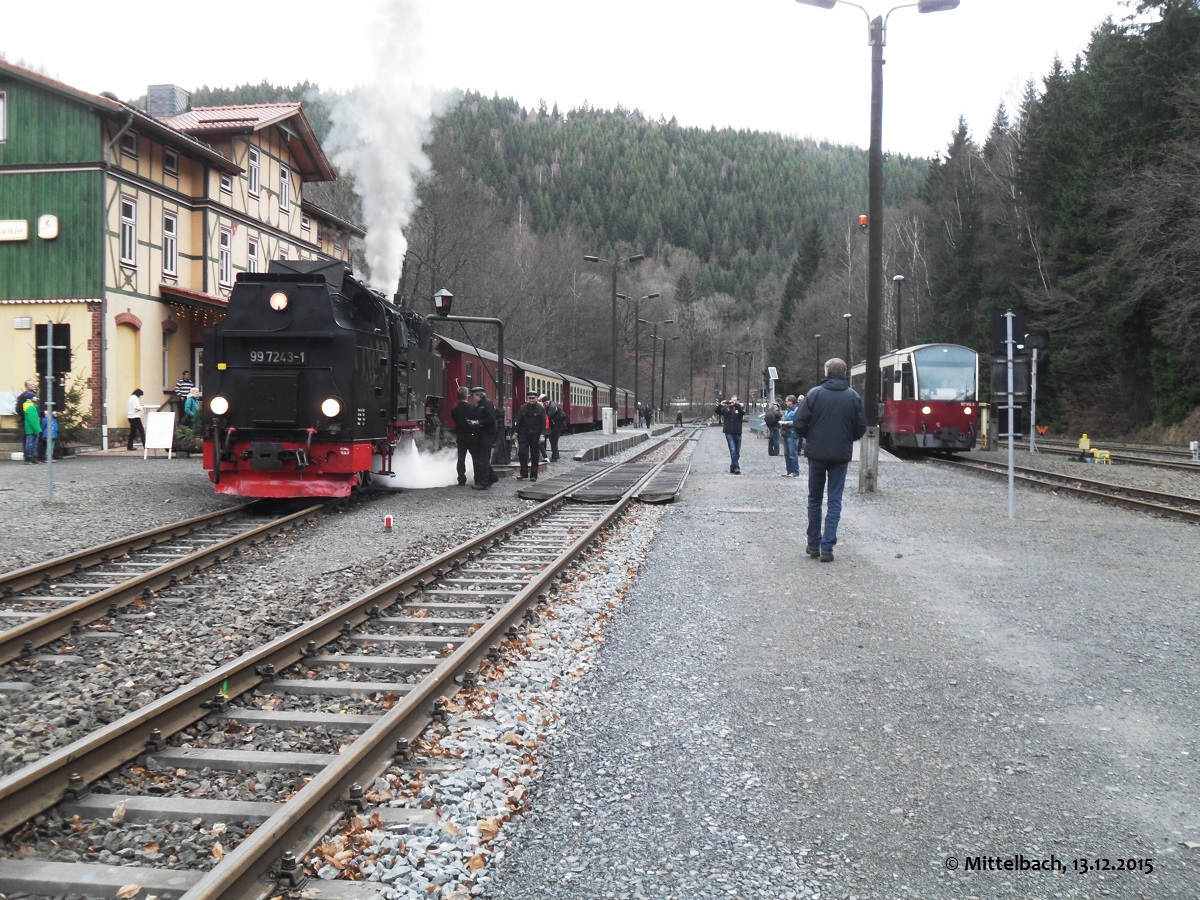 Unser Zug aus Wernigerode ist am 13.12.2015 in Eisfelder Talm�hle eingetroffen. Wie gew�hnlich wurde dieser ab Drei-Annen-Hohne durch die Lok der Est. Nordhausen gezogen. Hier steht sie (leider gedreht) am Wasserkran in Eisfelder Tahlm�hle und nimmt Wasser.