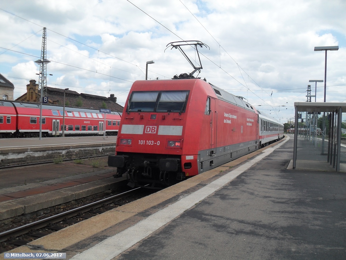Unsere Preise schonen Ihr Geldbeutel und unsere Z�gen schonen die Umwelt. Diesen Spruch, welcher an 101 103-0 angeschrieben steht lese ich immer wieder mit einem L�cheln. Mit diesem IC bin ich am 02.06.2012 aus Berlin in Halle eingetroffen. Hier ein  Nachschuss  bei dessen Ausfahrt.