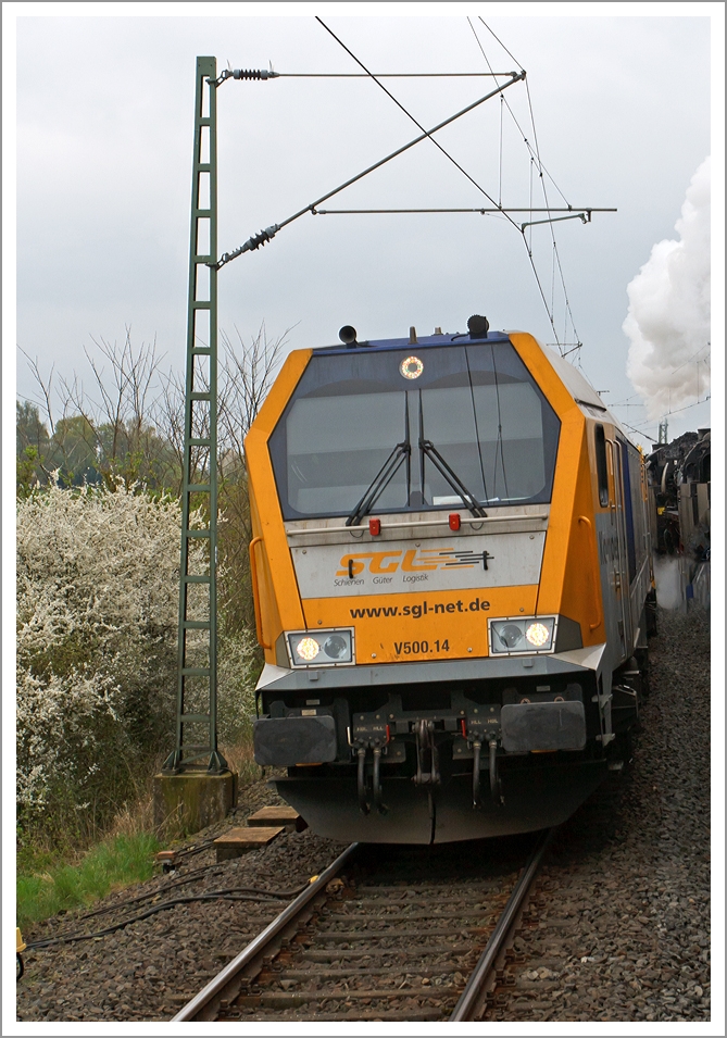 Unserem Dampfzug kommt am 28.04.2013 auf der Lahntalbahn die V 500.14 SGL Schienen Gter Logistik GmbH mit einem Bauzug entgegen.
 
Die Lok ist eine Voith Maxima 40 CC und wurde 2009 von Voith unter der Fabriknummer L06-40009 gebaut. Da diese Lok eine Mietlok ist, Eigentmer ist Voith Turbo Lokomotivtechnik, trgt sie die NVR-Nummer 92 80 1264 009-2 D-VTLT. Diese diesel-hydraulische Loks mit der Achsformel C-C haben eine Leistung von 4.895 PS