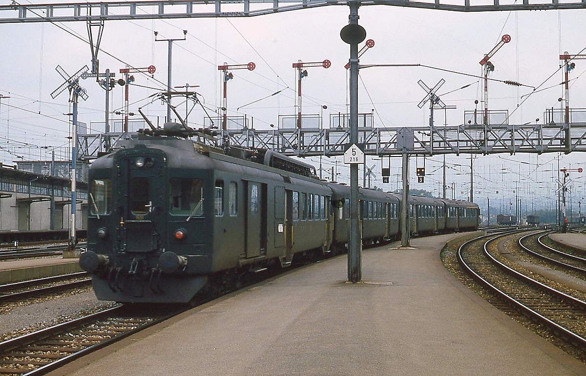 Unter der alten Signalbrücke hindurch verlässt der BDe 4/4 1651 im Frühjahr 1979 den Bahnhof Romanshorn in Richtung Rohrschach