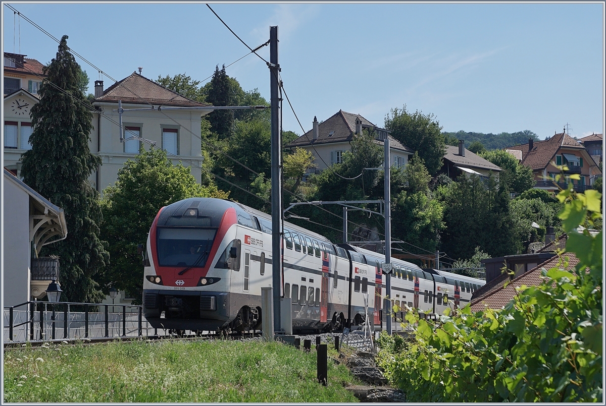 Unter dem Titel  Sommerfahrplan  wurde dem Publikum einschneidende Betriebsbeschränkungen schmackhaft gemacht, eine davon betraf die komplette Streckenerneuerung Puidoux - Lausanne auf der wichtigen Hauptstrecke Lausanne - Bern, so dass ein Ersatzkonzept mit Züge via  Train de Vignes  Strecke angeboten wurde. Die Züge Genève - Vevey - Fribourg wurden von KISS RABE 511 gefahren. 

Der SBB RABe 511 019 erreicht Chexbres Village.

10. Juli 2018