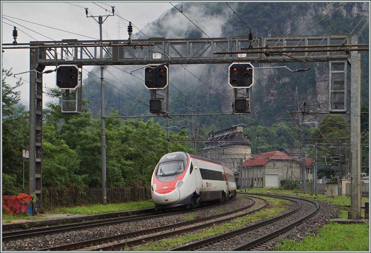 Unter der grossen Signalbrück von Varzo neigt sich ein SBB ETR nordwärts. 
2. Juli 2014