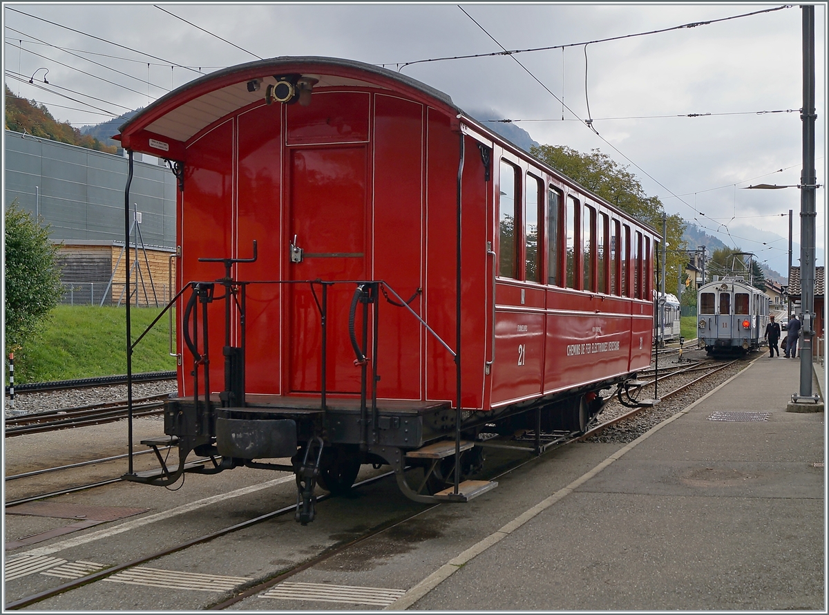 Unter  Schlierenwagen  versteht man in der Regel was anders. als ein solcher 2-Achers. Doch dieser Wagen wurde 1902 von den SWS gebaut und als BC 21 an die CEV geliefert; nun bei der Blonay-Chamby Bahn fährt der Wagen weiterhin auf seine gewohnten Gleisen. 

Blonay, den 17. Okt. 2020