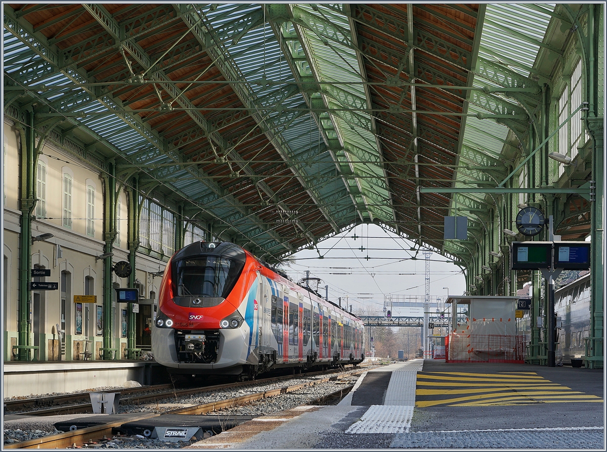 Unter der schönen Bahnhofshalle von Evian, die erst kürzlich restauriert wurde, wartet der  SNCF Coradia Polyvalent régional tricourant 31505 M auf die Abfahrt nach Annemasse

8. Februar 2020