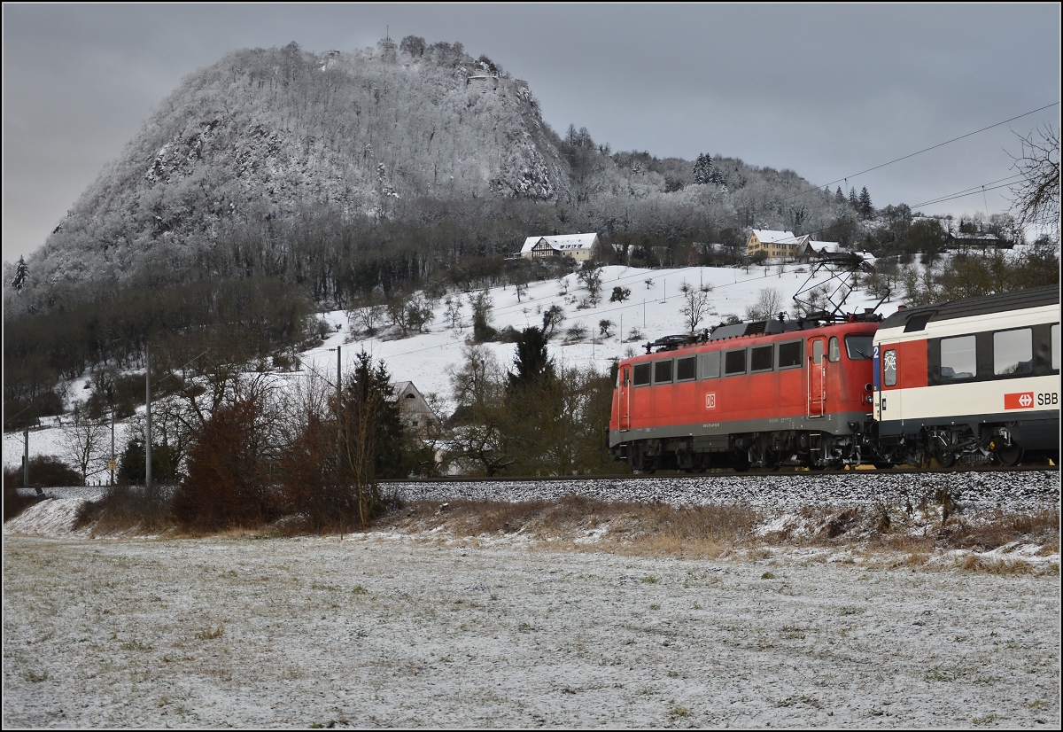 Unter Vulkanen. 115 448-1 bringt den IC 181 Richtung Zürich bis nach Singen. Hier unter dem Hohentwiel. Januar 2015.