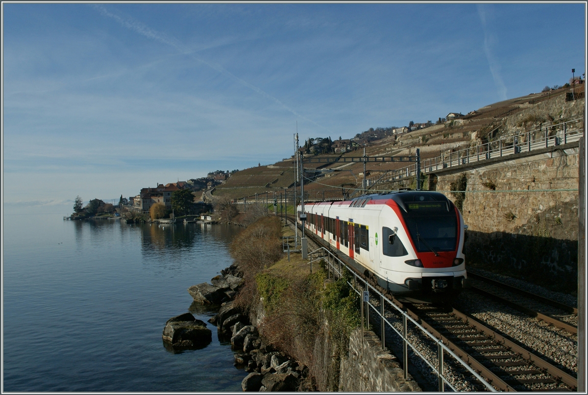 Unterwartet heikles Fotolicht herrschte an diesem 1. Januar 2014, als der Flirt 523 025 als S1 nach Yverdon les Bains bei Rivaz unterwegs war.
