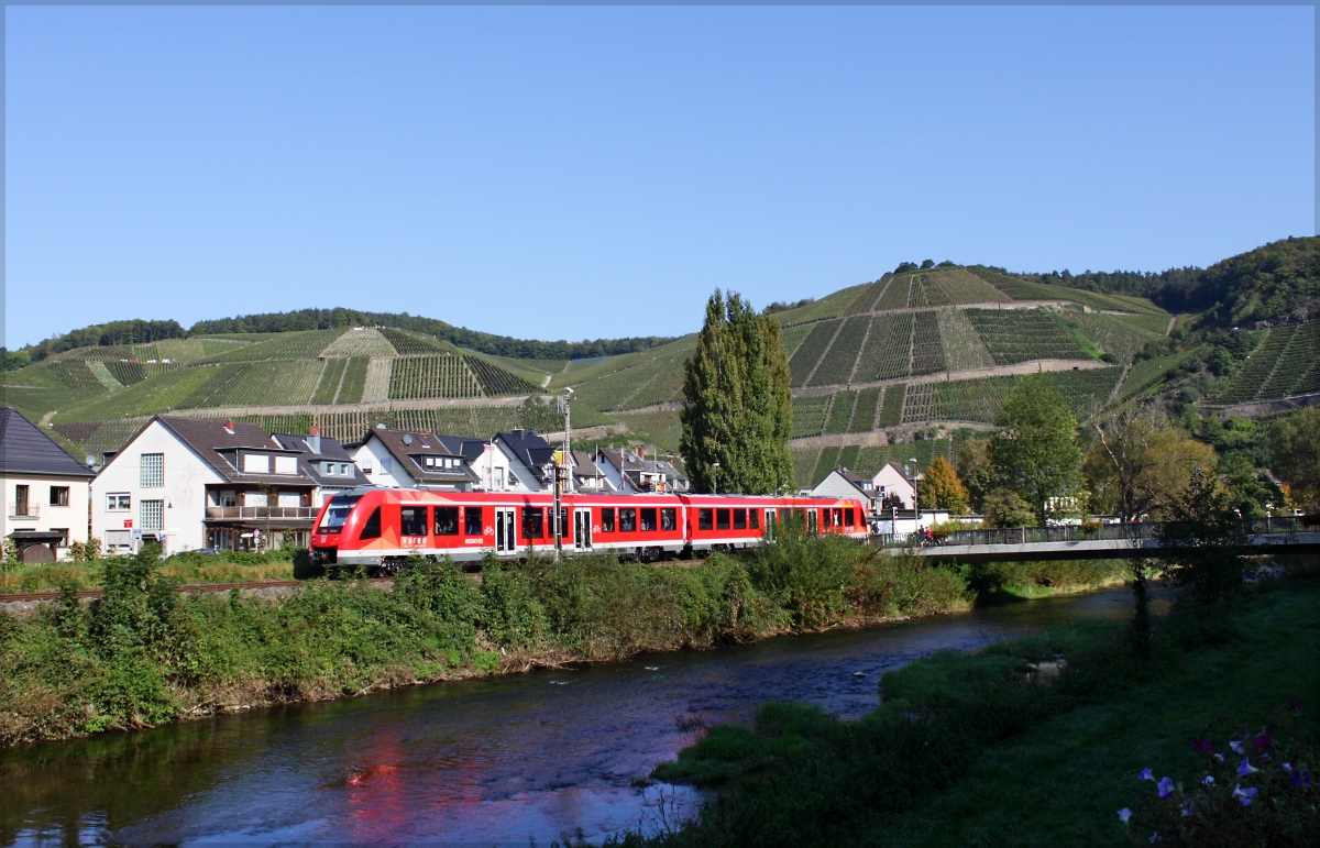 Unterwegs im Ahrtal...622 010 mit Fahrtrichtung Ahrbrück am 03.10.14 in Dernau