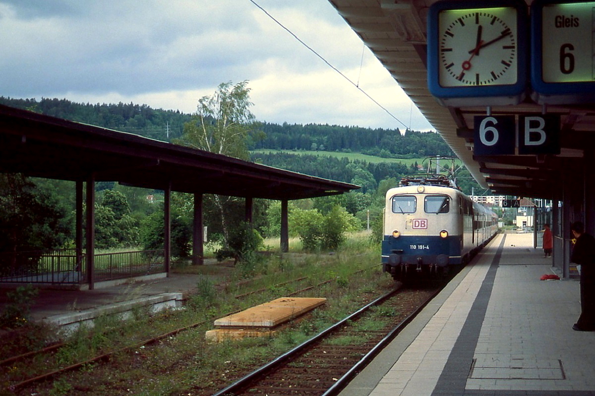 Unterwegs auf der Gäubahn: 110 191-4 fährt im Mai 1999 in Tuttlingen ein