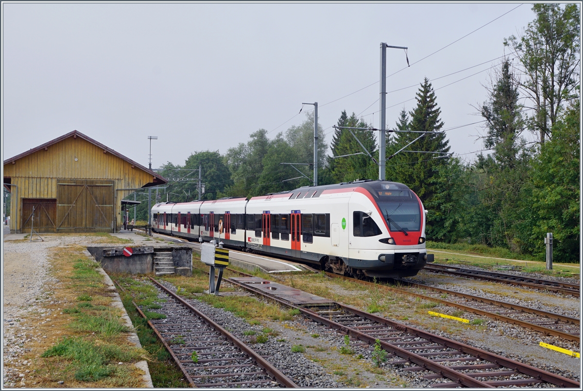 Unterwegs auf der neuen Direktverbindung von Le Brassus nach Aigle, konnte ich in Le Pont gerade genug Zeit, um den Zug zu verlassen, zu fotografieren und wieder einzusteigen bis er nach der Ankunft des Gegenzuges weiter fuhr. 

Der SBB RABe 523 022-7 (RABe 523 94 85 0 523 022-7 CH-SBB) als S2 unterwegs von Le Brassus nach Aigle beim Halt in Le Pont. 

15. August 2022