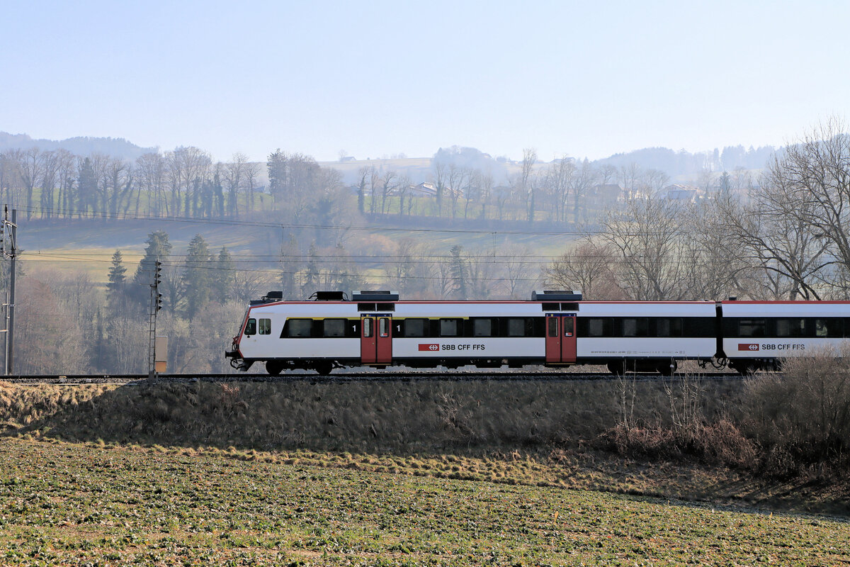 Unterwegs ins Broyetal: Abstieg eines Domino-Zugs (Steuerwagen 39-43 802) von Palézieux her zur Kreuzungsstation Ecublens-Rue. 10.März 2022 