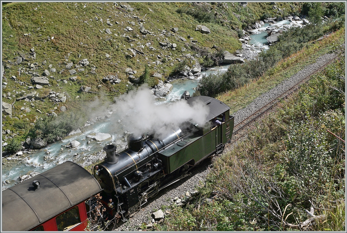 Unterwegs nach Oberwald: Die DFB (Dampfbahn Furka Bergstrecke) HG 4/4 704 mit ihrem Dampfzug 133 auf der Fahrt der jungen Rhone entlang zwischen Gletsch und Oberwald. 

30. Sept. 2021