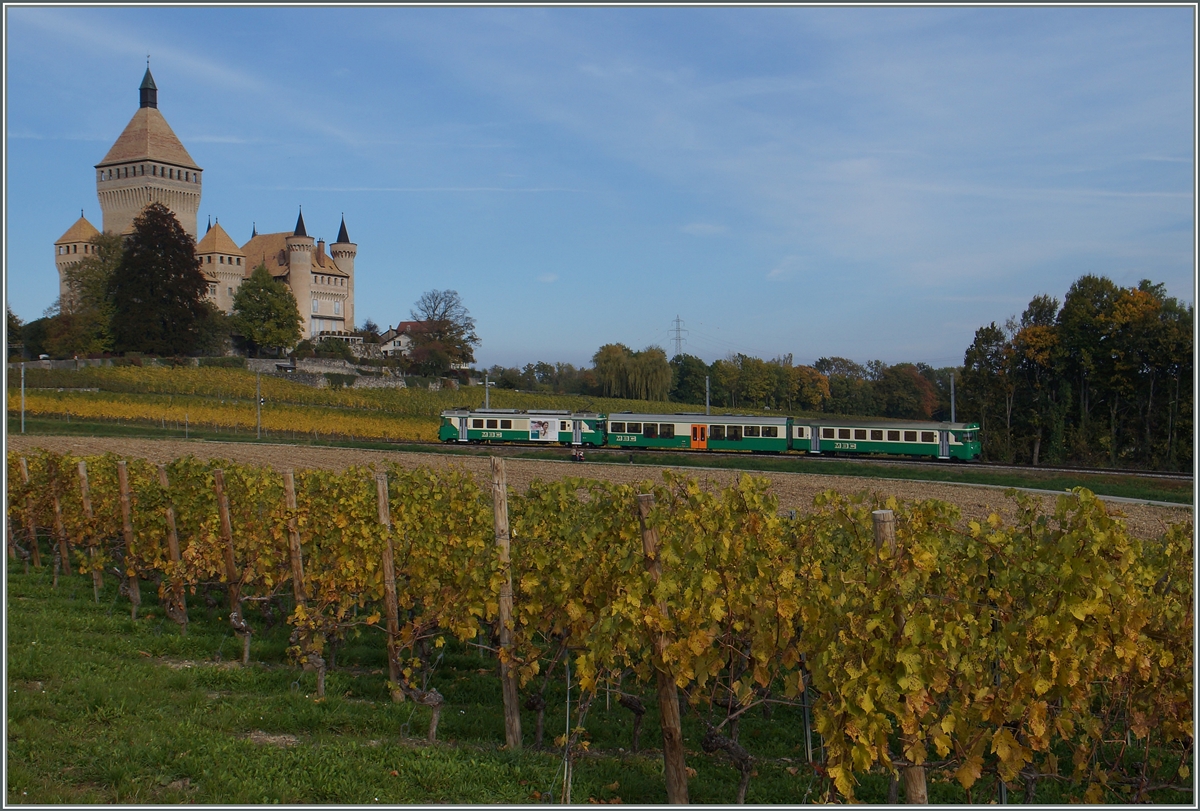 Unübersehbar: das Château de Vufflens. Wie gut hat die BAM ihre Züge etwas kräftig lackiert, so das auch der vergleichsweise kleine Regionalzug 142 nicht zu übersehen ist.
20. Okt. 2015