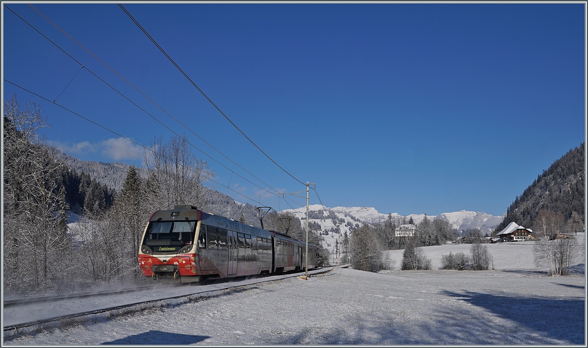 Unverkennbar ein Nachschuss, da lässt der Winter keine  Tricks  zu, denn obwohl nur sehr wenig Schnee liegt, ist doch aufwirbelnder Schnee zu erkennen, wohl auch, da die Züge hier relativ schnell fahren. 
Im Bild ist der MOB Be 4/4 5002  Lenkerpendel  auf der Fahrt nach Zweisimen zwischen Stöckli und Blankenburg.

3. Dez. 2020