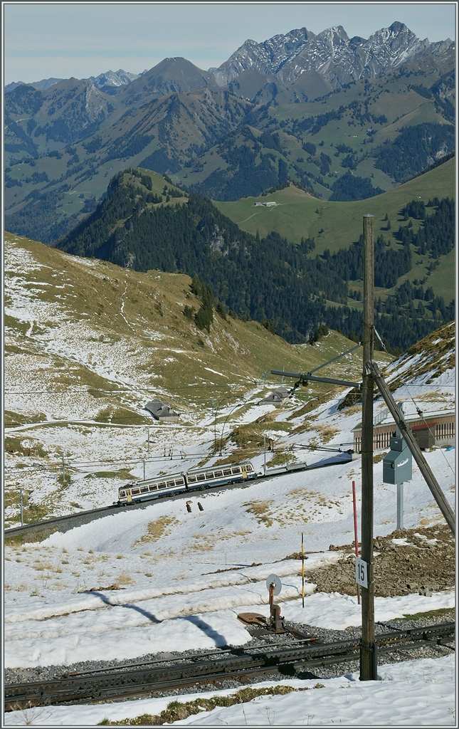 Unweit der Gipfstation fährt ein Rocher de Naye Zug. 
12. Ok.t 2011