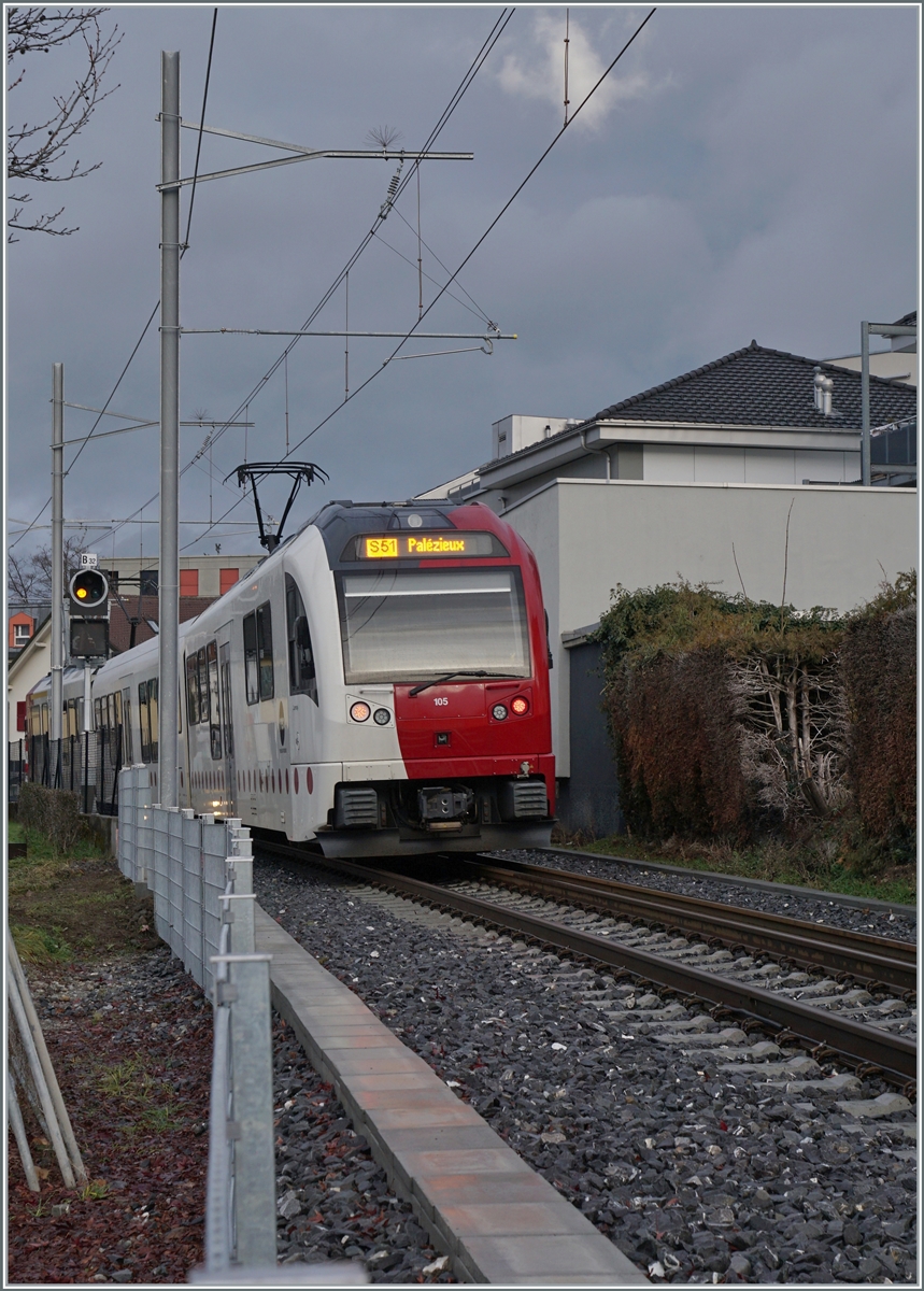 Unweit vom Standpunkt der vorhergehenden Aufnahme entfernt fährt der TPF SURF ABe 2/4 - B - Be 2/4 105 als S50 auf dem Dreischienengleis die Meterspur nutzend in Richtung Palézieux. 

22. Dezember 2022