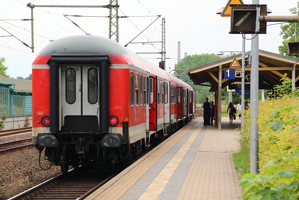 Upps...da hat wohl jemand seine Regionalbahn vergessen.....nein, wegen eines Steuerwagenschadens wurde kurzerhand die Lok umgesetzt, die ganze Aktion dauerte eine Stunde. Schleswig 06.07.12